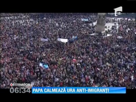 Papa Francisc a încercat să calmeze tensiunile anti-imigranţi