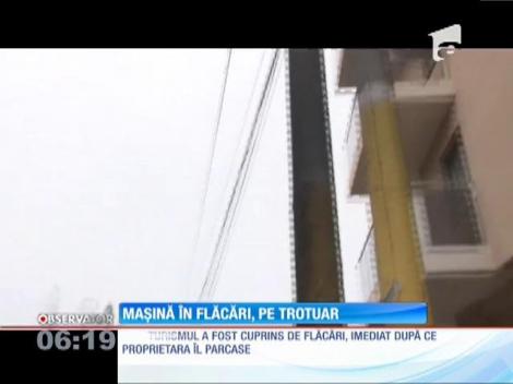 O mașină a fost mistuită de flăcări pe o stradă din Constanţa