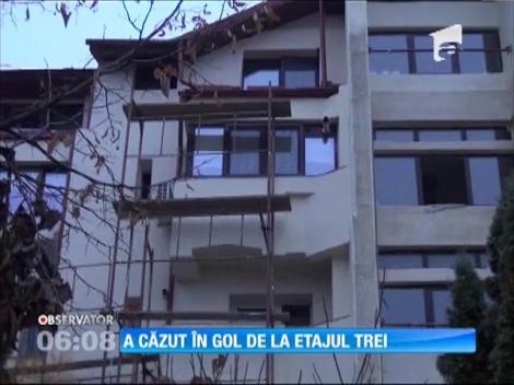 Un muncitor care executa o lucrare la exteriorul unui bloc din Iaşi a căzut în gol de la etajul trei