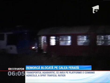 Remorca unui TIR a rămas înţepenită pe șinele unei căi ferate din județul Sălaj