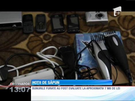 Trei adolescenţi au furat dintr-o casă absolut orice se putea căra