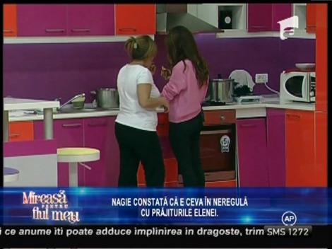 Sub privirile atente ale "soacrei", Elena s-a pus pe gătit!