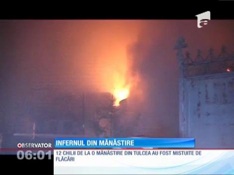 12 chilii de la o mănăstire din Tulcea, mistuite de flăcări