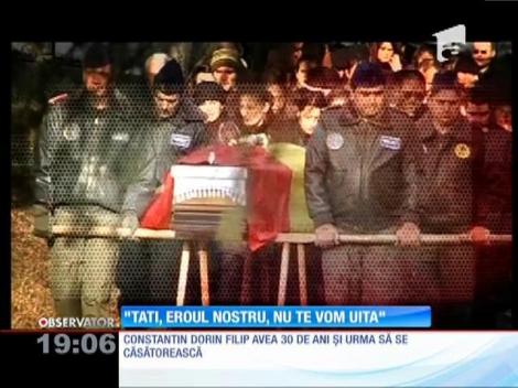 UPDATE/ În sunet de salve, mame, soţii şi copii i-au înmormântat pe cei cinci militari morţi în elicopterul prăbuşit