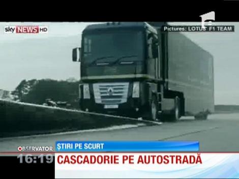 Un TIR a sărit peste o maşină de Formula 1