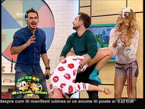 Dani și Corina, sexy yoga la Neatza!