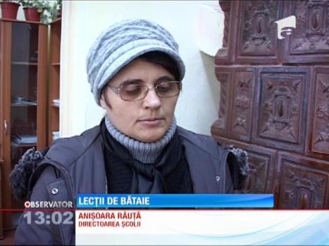 O învăţătoare este acuzată că îi bate pe elevii de clasa întâi cu o nuia