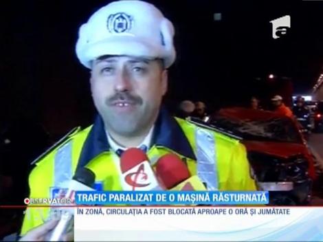 Trafic paralizat în Capitală, de o maşină răsturnată