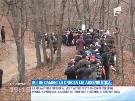 Peste 15.000 de pelerini au venit la mormântul lui Arsenie Boca