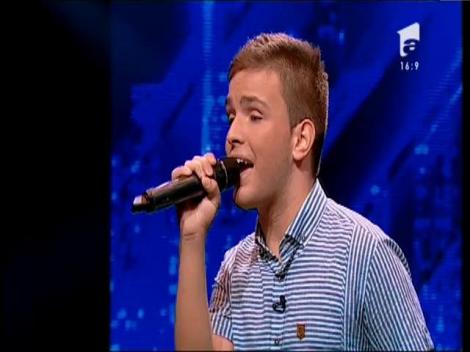 "O fată ca ea" - Direcția 5! Vezi interpretarea lui Rafaelo Varga, la X Factor!