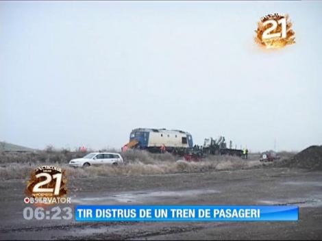 Un tren de pasageri a spulberat un TIR în Albă