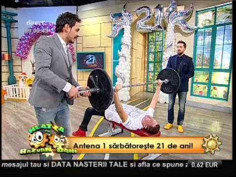 Piticu', douăzeci şi unu de împingeri la piept cu 21 de kg