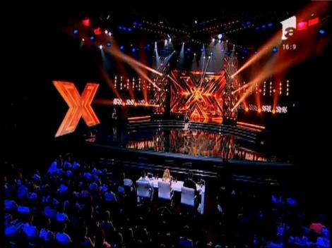 Duel: Jet - "Are You Gonna Be My Girl". Vezi interpretarea Iulianei Dobre, la X Factor!