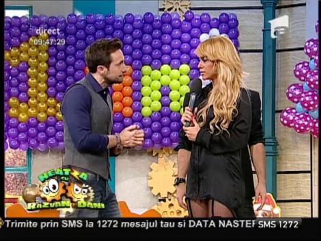 Anda Adam pictează cu mâinile goale