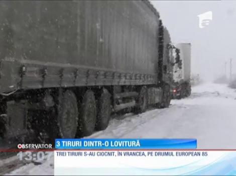 Trei TIR-uri s-au ciocnit pe Drumul European 85