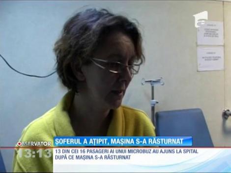 Un micrubuz s-a răsturnat pe marginea unui drum din Vâlcea