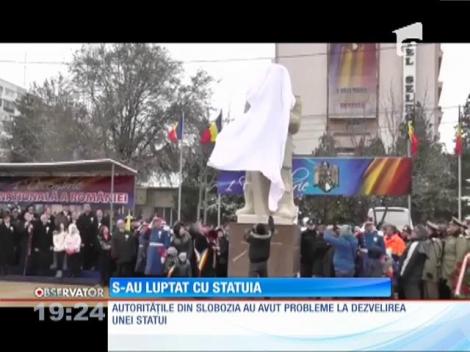 De câţi oameni e nevoie pentru dezvelirea unei statui?