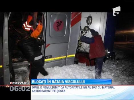 Zeci de oameni blocați în bătaia viscolului