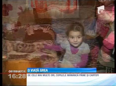 O viață grea! Două fetițe locuiesc cu mama lor într-un vagon