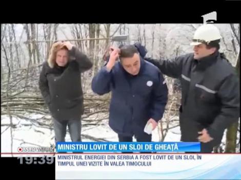 Ministru lovit în cap de un sloi de gheață de 3 kilograme!