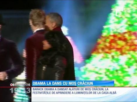 Obama, dans la braţ cu Moş Crăciun