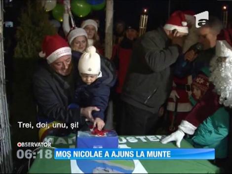 Zeci de turişti şi localnici din Buşteni au asistat la aprinderea instalaţiei de Crăciun