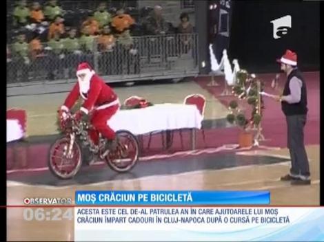 Moş Crăciun a venit pe bicicletă să împartă darurile