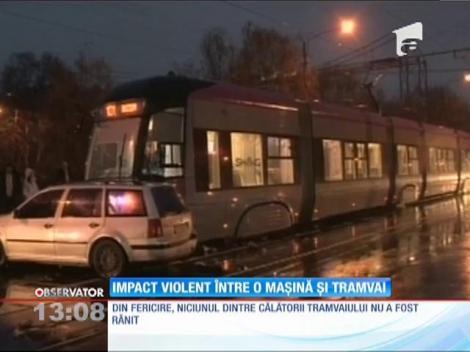 Impact violent între o mașină și tramvai, în Cluj Napoca