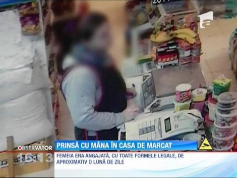 Vânzătoare filmată în timp ce fură din casa de marcat