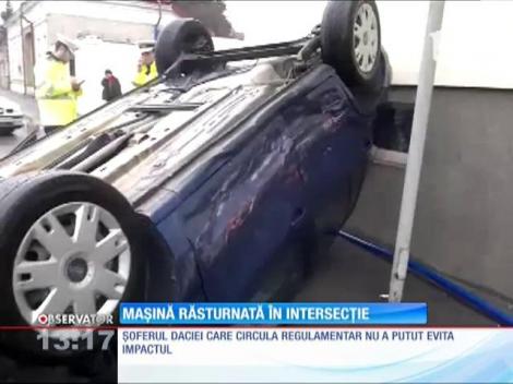 Maşină răsturnată într-o intersecţie din Târgu Jiu