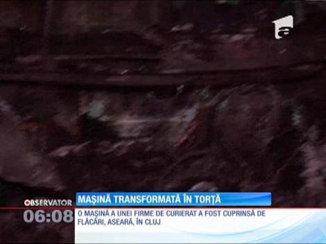 Mașina unei firme de cureierat s-a făcut scrum pe o stradă din Cluj