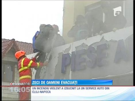 Zeci de oameni au fost evacuați dintr-o clădire de birouri în flăcări