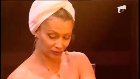 Ce facem noi sâmbătă seara? O ascultăm și o vedem pe Lora, purtând pe ea... doar UN PROSOP