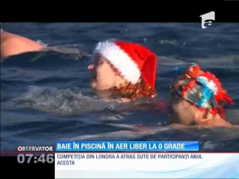 Baie în piscină în aer liber, la 0°C