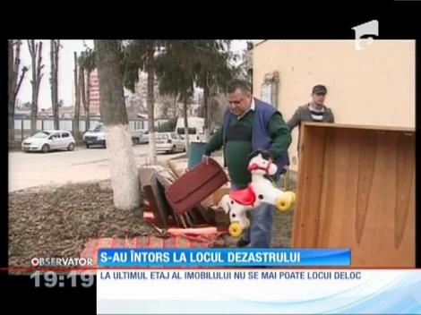 Locatarii blocului din Târgu Mureş care a sărit în aer s-au întors la locul dezastrului