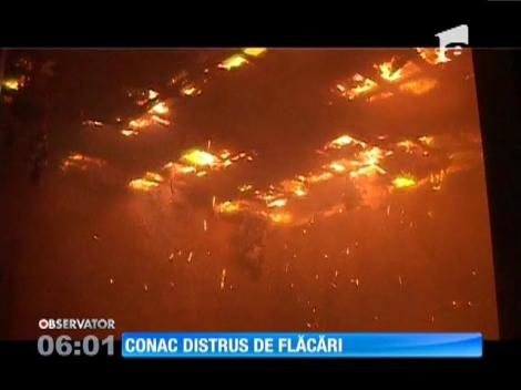 Conac de 100 de ani, mistuit de flăcări