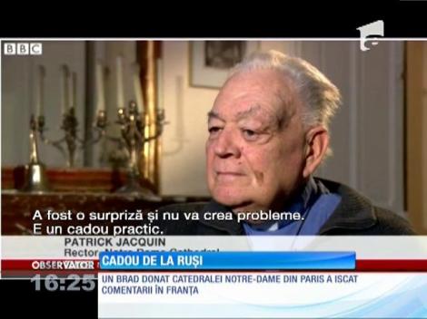 Pompul de Crăciun, înalt de 25 de metri a fost donat catedralei de Rusia
