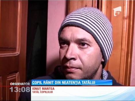 Copil rănit din neatenţia tatălui