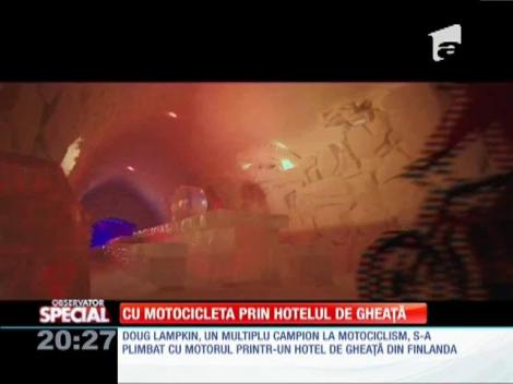 Cu motocicletă prin hotelul de gheaţă