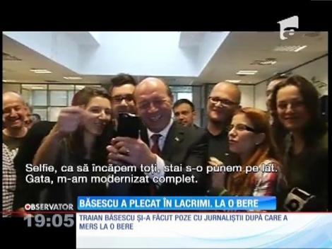 Băsescu a plecat în lacrimi, la o bere