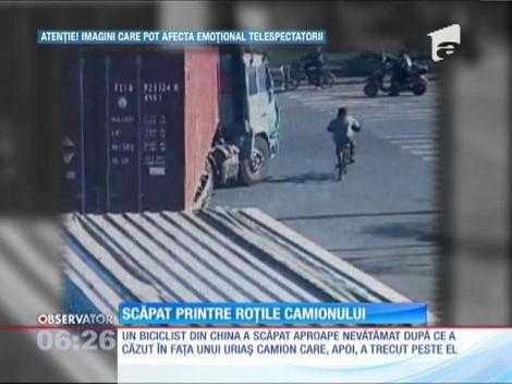 Un biciclist chinez a scăpat cu viață, după ce un camion a trecut peste el