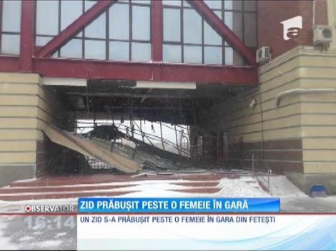 O femeie din Feteşti a fost rănită în gară de un zid care s-a prăbuşit peste ea