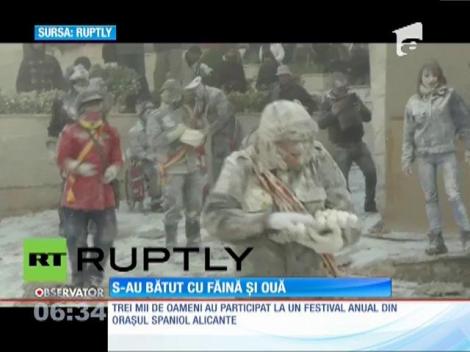 Bătaie cu ouă și făină pe străzile oraşului spaniol Alicante