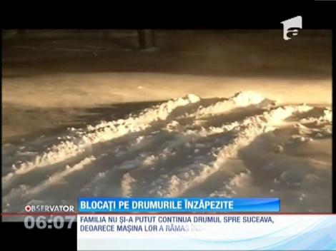 Blocați pe drumurile înzăpezite