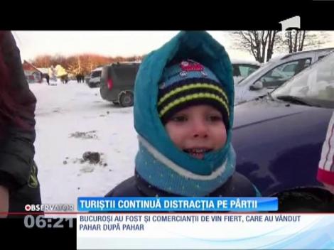 Turiştii îşi continua distracţia pe părtiile din staţiunile montane
