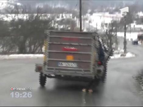 Sofer inventiv! A înlocuit o roată cu două crengi tăiate dintr-un pom