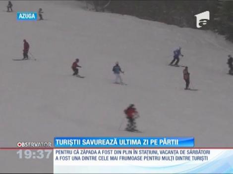 Turiştii savurează ultima zi pe părţii