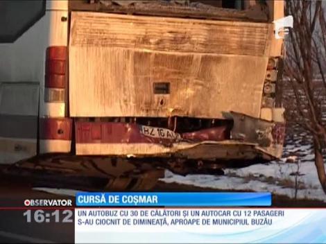 Un autocar și un autobuz s-au ciocnit aproape de municipiul Buzău