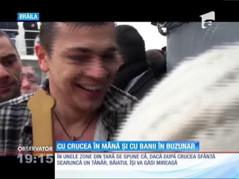 Cu crucea în mână și cu banii în buzunar
