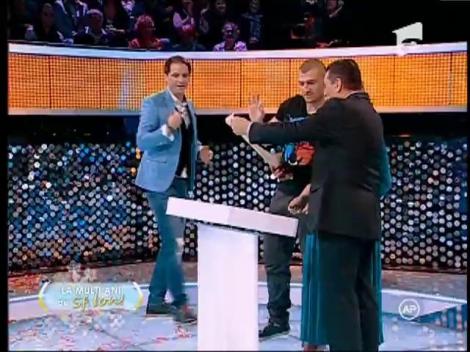 Surpriză uriaşă pentru Maria Cârneci, nea Mărin şi Cătălin Moroşanu! Blondele lui Dan Negru au scris poezii demenţiale pentru invitaţi